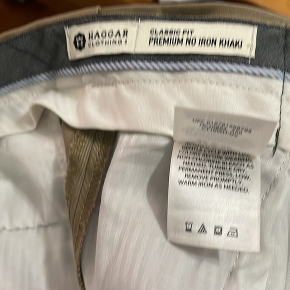 Haggar men classic fit 42w/ 32 L - Picture 4 of 4